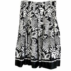 WHBM Black White Silk Floral Skirt Small 28" Lightweight Pleated Size 0 Summer